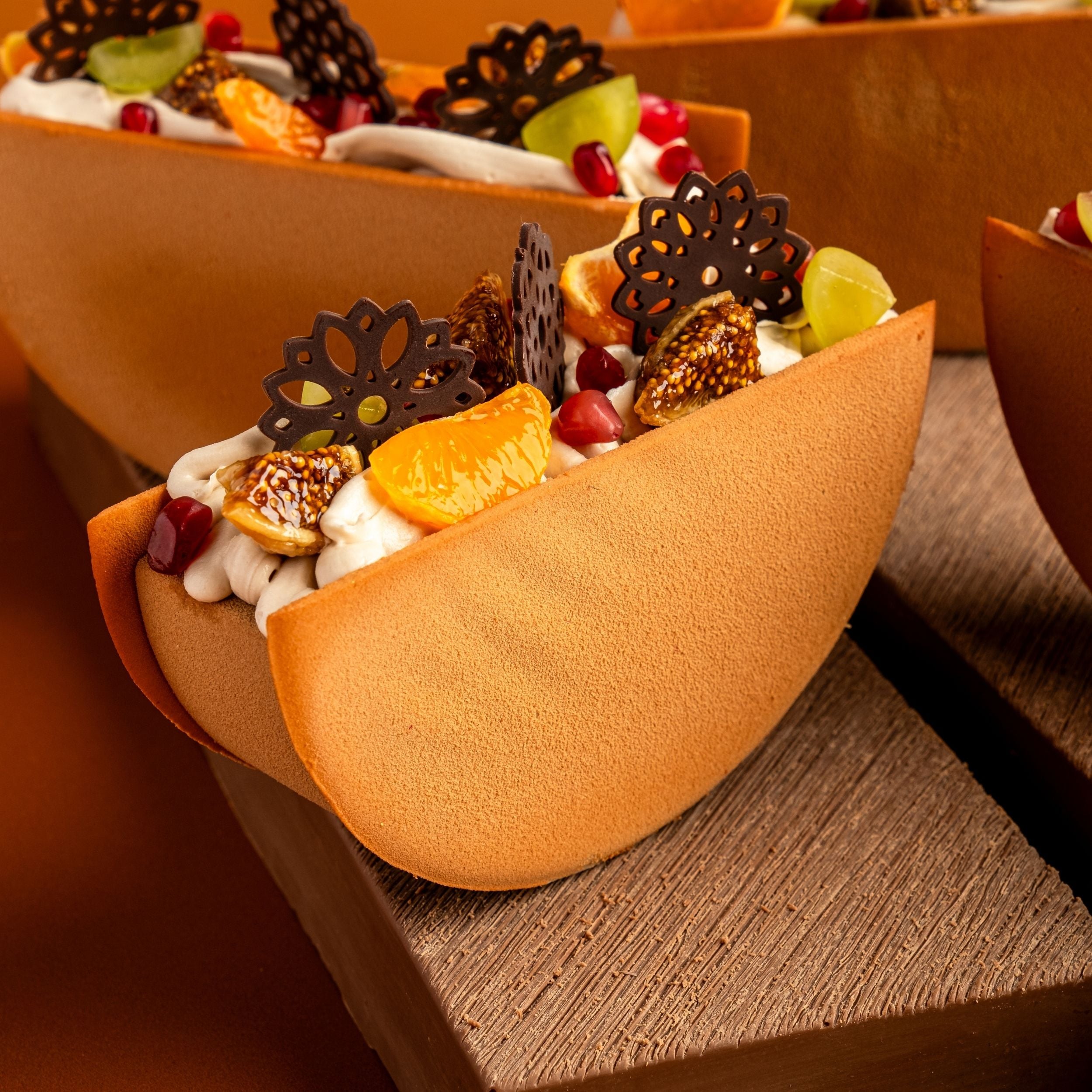 tacos di cioccolato con decorazioni di dobla e frutta fresca